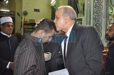 بالصور.. محافظ الوادي الجديد يكرم 3 من حفظة القرأن الكريم خلال الاحتفال بليله القدر