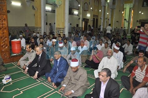 بالصور.. محافظ الوادي الجديد يكرم 3 من حفظة القرأن الكريم خلال الاحتفال بليله القدر