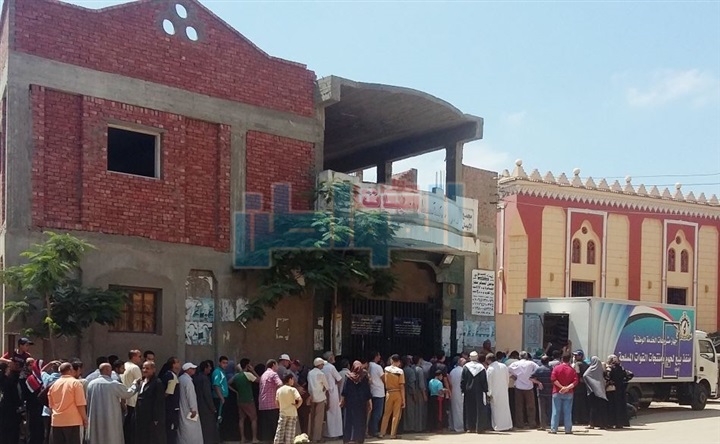 بالصور.. زحام على منافذ القوات المسلحة فى كفر الشيخ
