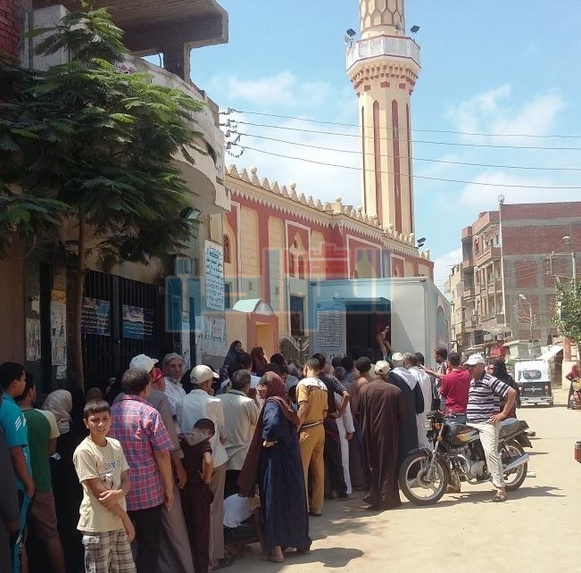 بالصور.. زحام على منافذ القوات المسلحة فى كفر الشيخ