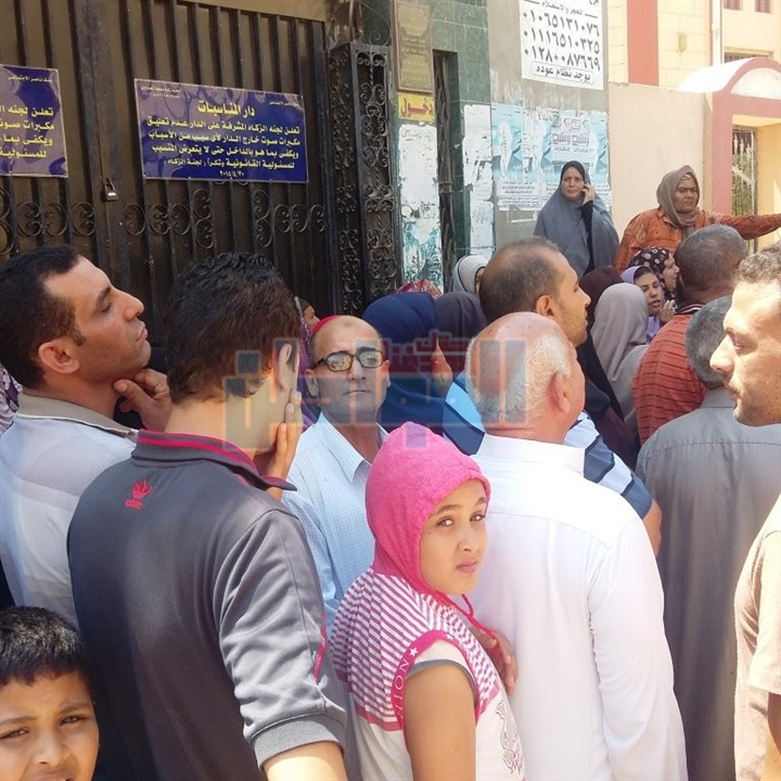 بالصور.. زحام على منافذ القوات المسلحة فى كفر الشيخ