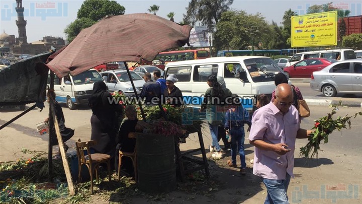 بالفيديو.. تخليدا لذكراهم.. "الورد" أبرز عادات زيارة المقابر