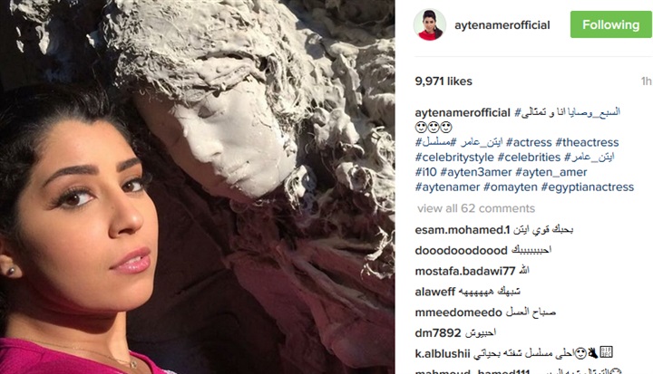 أيتن عامر مع تمثالها على «إنستجرام»
