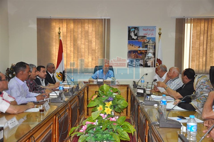 بالصور.. محافظ الوادي الجديد يقرر إعادة تشغيل مصنع ملابس المحافظة 