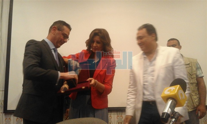 بالصور.. وزير الصحة يهدي طبيب مصرى بالخارج درع "امنتحتب الثالث"