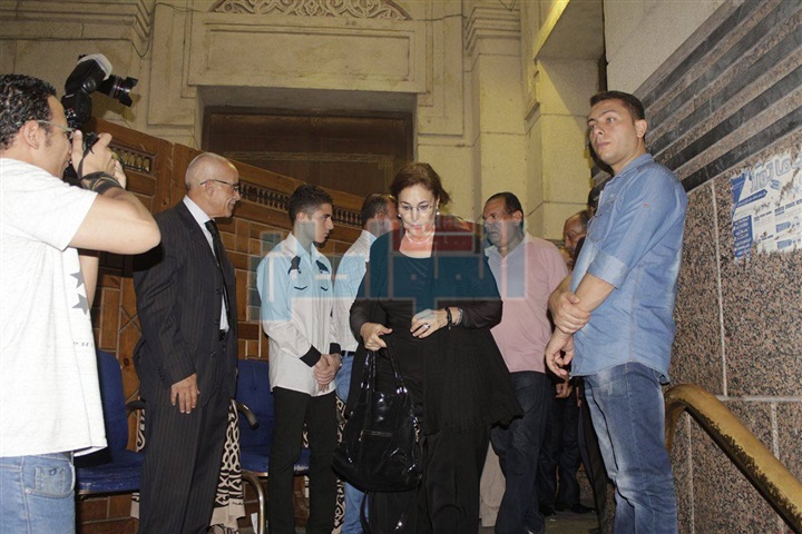 بالفيديو والصور.. الفنانون يقدمون واجب العزاء في الراحلين «خان وكامل» (تقرير)