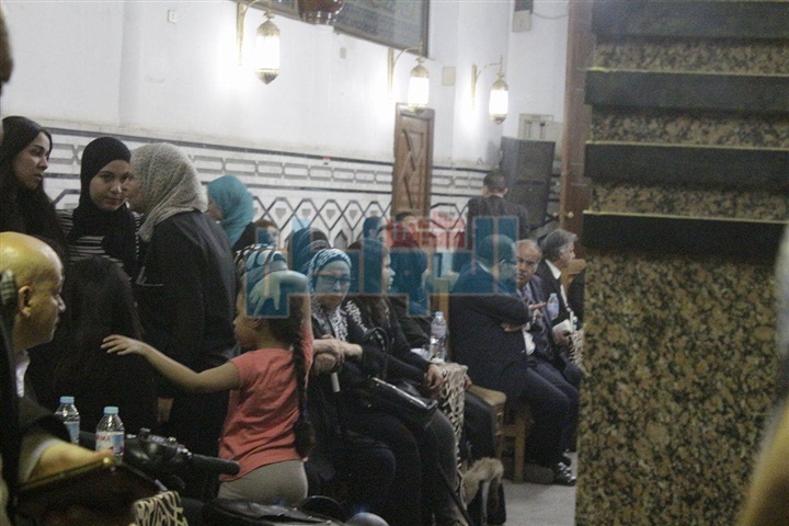 بالفيديو والصور.. الفنانون يقدمون واجب العزاء في الراحلين «خان وكامل» (تقرير)