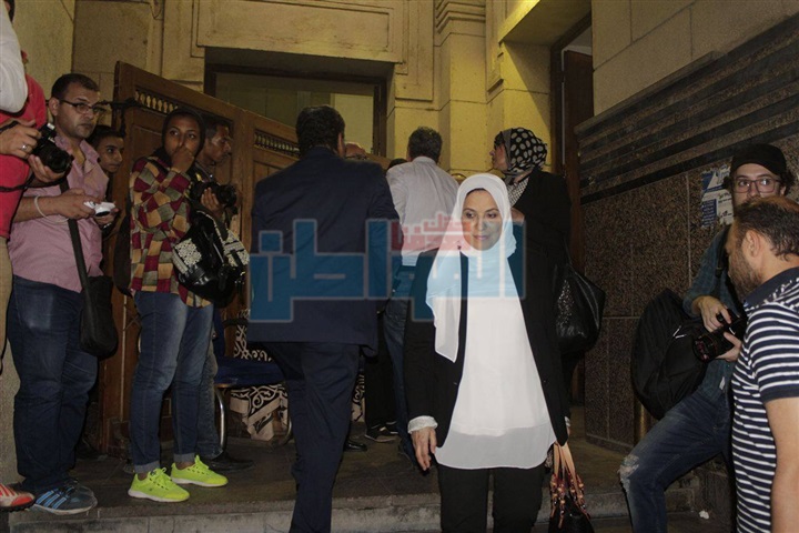 بالفيديو والصور.. الفنانون يقدمون واجب العزاء في الراحلين «خان وكامل» (تقرير)