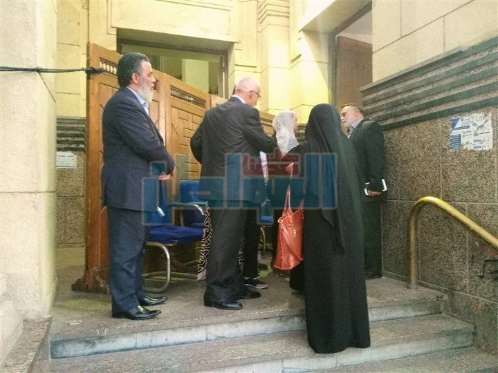 بالفيديو والصور.. الفنانون يقدمون واجب العزاء في الراحلين «خان وكامل» (تقرير)