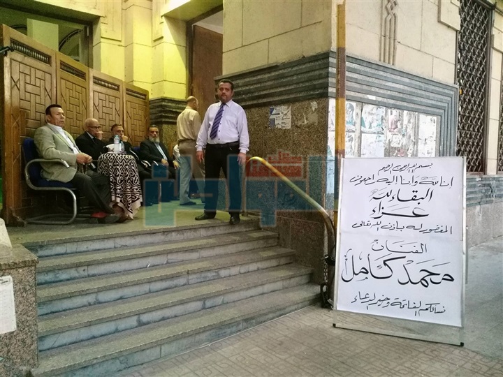 بالفيديو والصور.. الفنانون يقدمون واجب العزاء في الراحلين «خان وكامل» (تقرير)