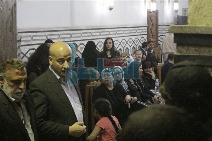 بالفيديو والصور.. الفنانون يقدمون واجب العزاء في الراحلين «خان وكامل» (تقرير)