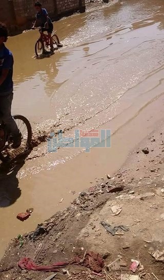 بالصور.. انفجار الخط الرئيسي للمياه بـ«أبشواى» فى الفيوم