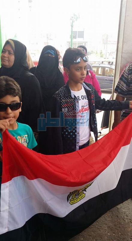 بالصور..تظاهر متعاقدي التربية والتعليم أمام ديوان عام محافظة الشرقية 