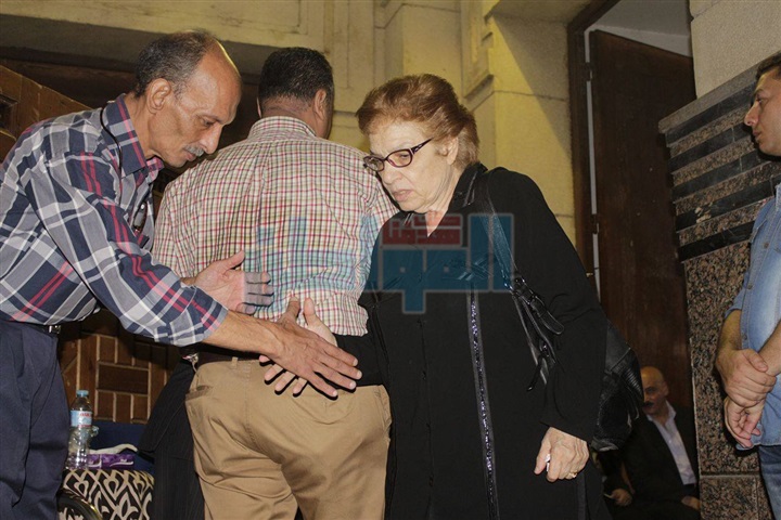 بالفيديو والصور.. الفنانون يقدمون واجب العزاء في الراحلين «خان وكامل» (تقرير)