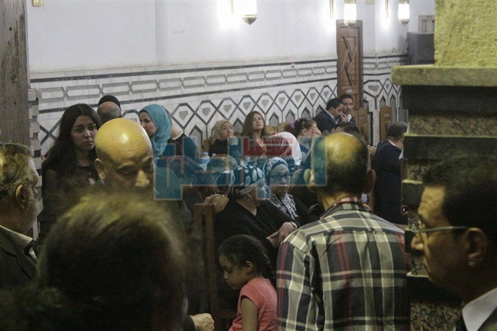 بالفيديو والصور.. الفنانون يقدمون واجب العزاء في الراحلين «خان وكامل» (تقرير)