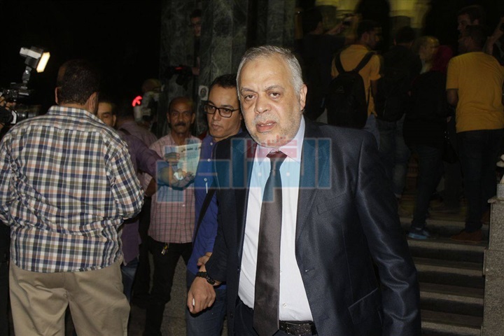 بالفيديو والصور.. الفنانون يقدمون واجب العزاء في الراحلين «خان وكامل» (تقرير)