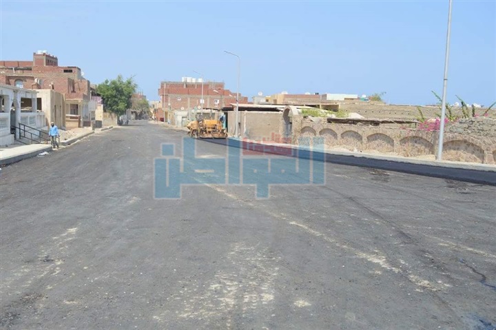 رئيس مدينة القصير يوجه بسرعة إستكمال أعمال رصف الطرق 