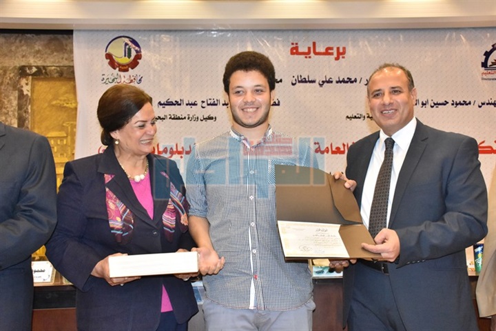 بالأسماء والصور.. محافظ البحيرة يكرم أوائل شهادات الثانوية العامة والأزهرية والدبلومات الفنية