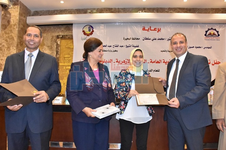 بالأسماء والصور.. محافظ البحيرة يكرم أوائل شهادات الثانوية العامة والأزهرية والدبلومات الفنية