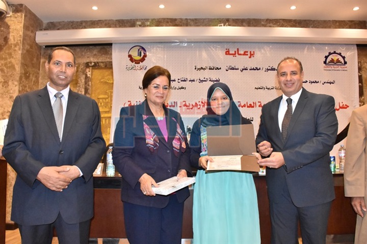 بالأسماء والصور.. محافظ البحيرة يكرم أوائل شهادات الثانوية العامة والأزهرية والدبلومات الفنية