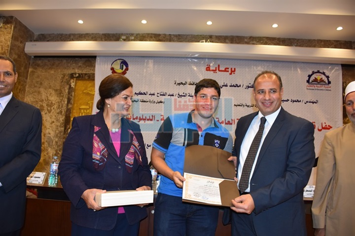 بالأسماء والصور.. محافظ البحيرة يكرم أوائل شهادات الثانوية العامة والأزهرية والدبلومات الفنية