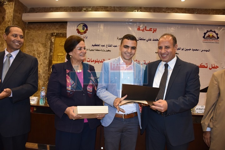بالأسماء والصور.. محافظ البحيرة يكرم أوائل شهادات الثانوية العامة والأزهرية والدبلومات الفنية