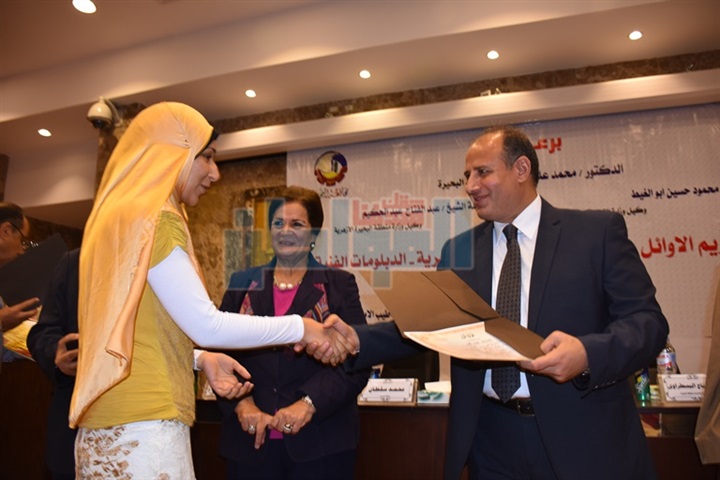 بالأسماء والصور.. محافظ البحيرة يكرم أوائل شهادات الثانوية العامة والأزهرية والدبلومات الفنية