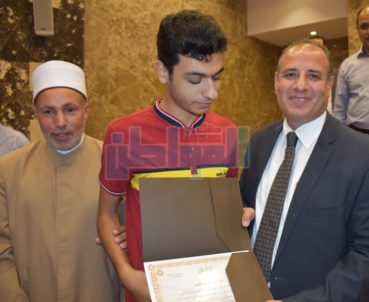 بالأسماء والصور.. محافظ البحيرة يكرم أوائل شهادات الثانوية العامة والأزهرية والدبلومات الفنية