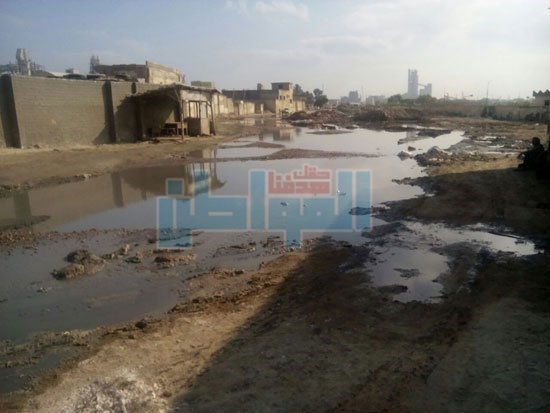 بالصور.. الصرف الصحي يُغرِق شارع بغرب الإسكندرية