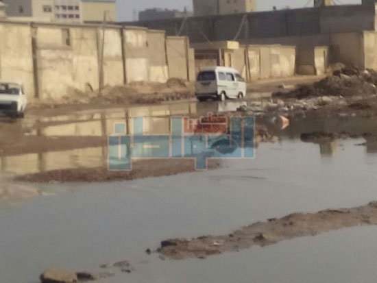 بالصور.. الصرف الصحي يُغرِق شارع بغرب الإسكندرية
