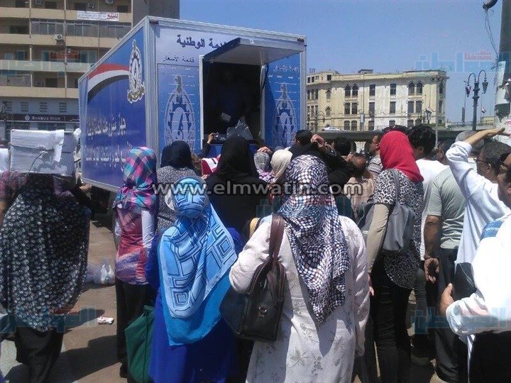 بالصور.. إقبال كبير علي منتجات الجيش بميدان رمسيس