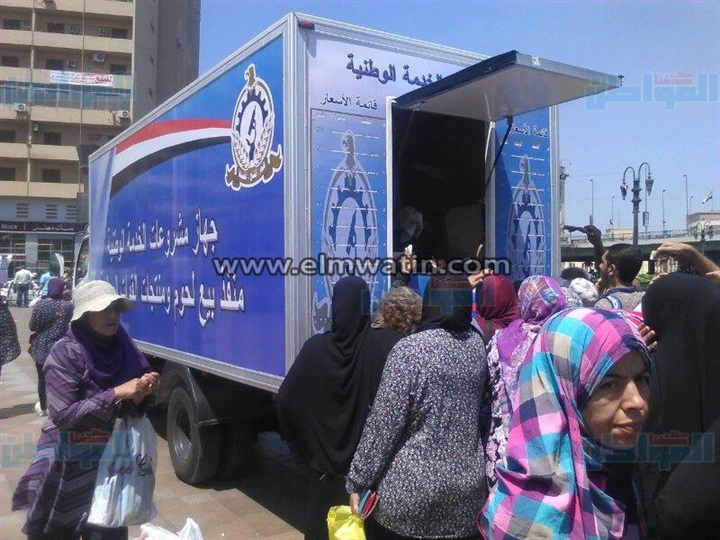 بالصور.. إقبال كبير علي منتجات الجيش بميدان رمسيس