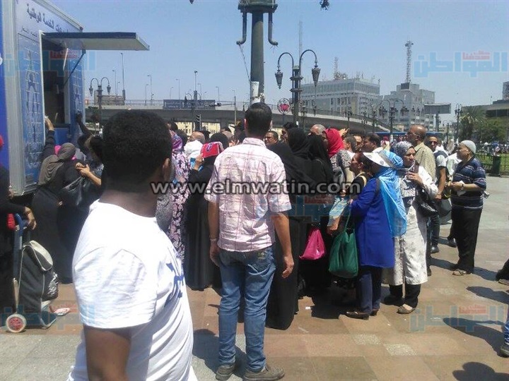 بالصور.. إقبال كبير علي منتجات الجيش بميدان رمسيس