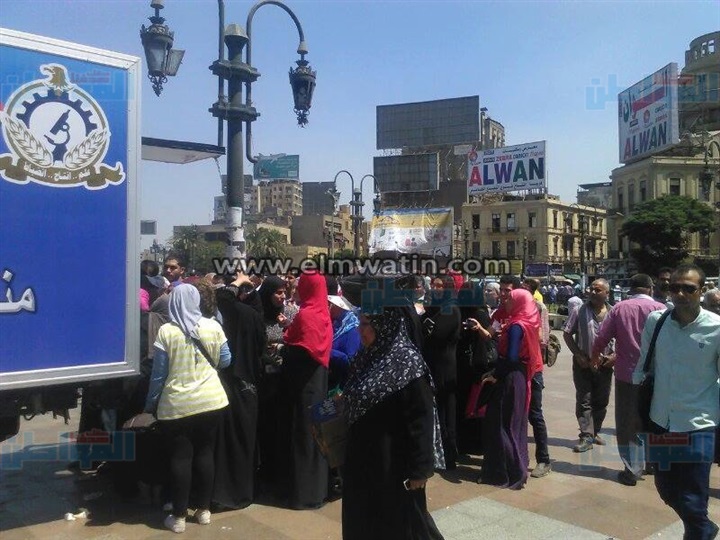 بالصور.. إقبال كبير علي منتجات الجيش بميدان رمسيس