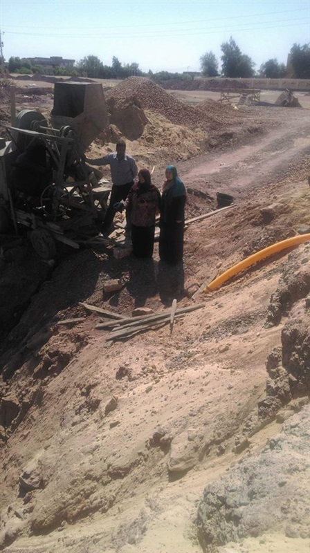 بالصور.. رئيس مركز الخارجة تتفقد مشروع الصرف الصحى 