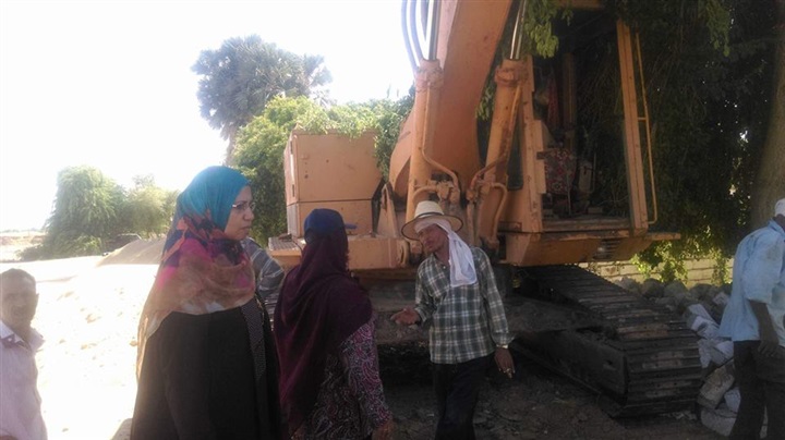 بالصور.. رئيس مركز الخارجة تتفقد مشروع الصرف الصحى 