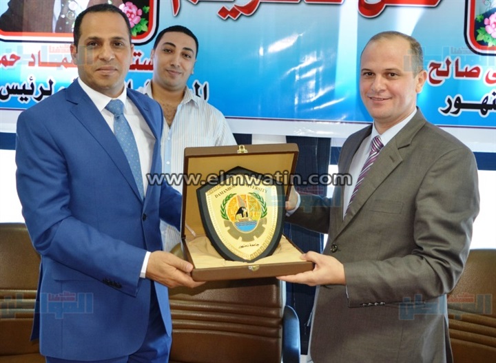 بالصور.. رئيس جامعة دمنهور يكرم نائب رئيس مجلس الدولة بالإسكندرية 