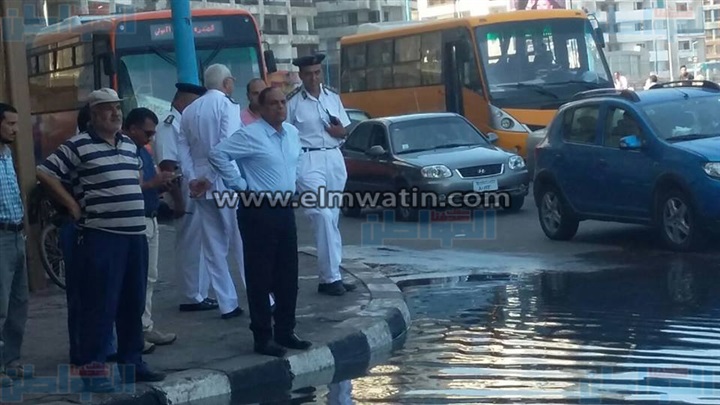  بالصور.. سيارات كسح لشفط مياه الصرف بشارع أفلاطون فى الإسكندرية