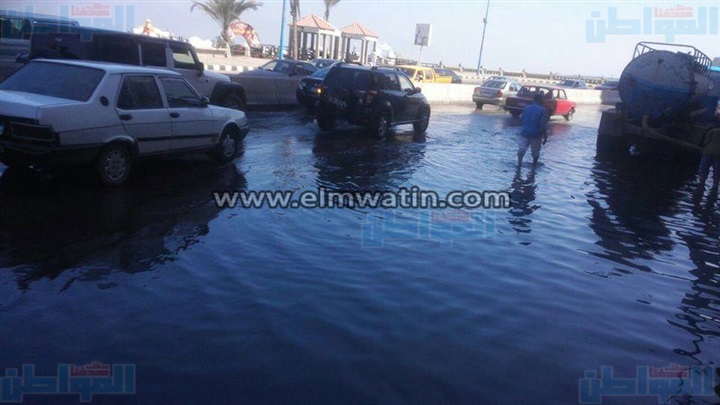  بالصور.. سيارات كسح لشفط مياه الصرف بشارع أفلاطون فى الإسكندرية