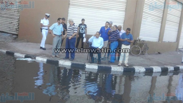  بالصور.. سيارات كسح لشفط مياه الصرف بشارع أفلاطون فى الإسكندرية