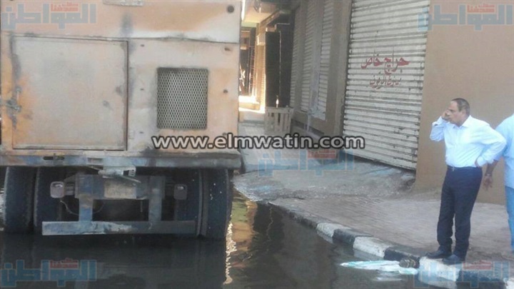  بالصور.. سيارات كسح لشفط مياه الصرف بشارع أفلاطون فى الإسكندرية