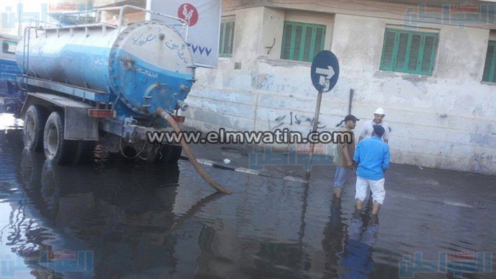  بالصور.. سيارات كسح لشفط مياه الصرف بشارع أفلاطون فى الإسكندرية