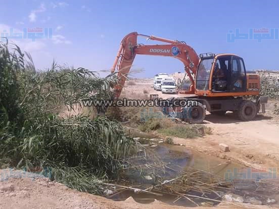 بالصور.. إزالة حالتي تعدى على خط مياة الشرب فى مطروح
