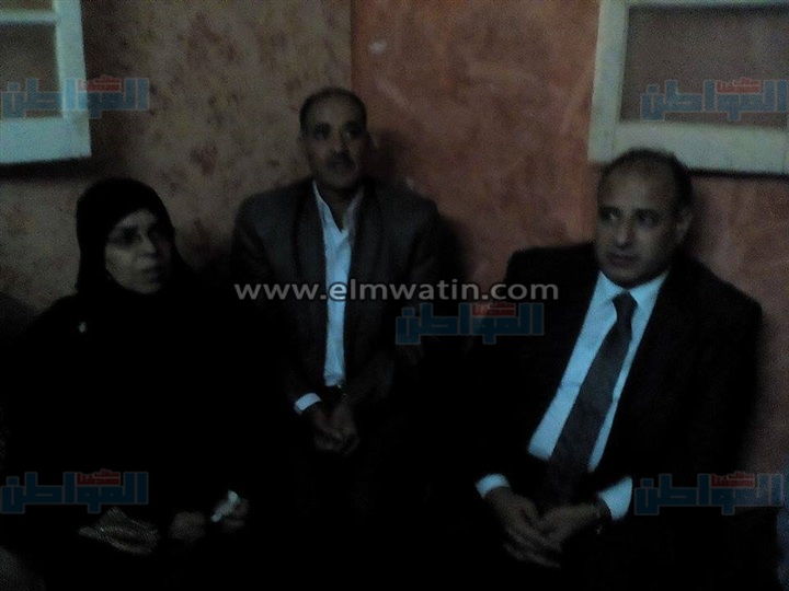 بالصور.. محافظ البحيرة يقدم العزاء لأسرة شهيد العريش في قرية سنهور