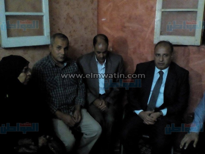 بالصور.. محافظ البحيرة يقدم العزاء لأسرة شهيد العريش في قرية سنهور