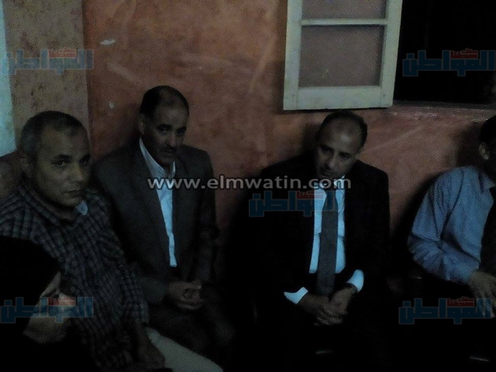 بالصور.. محافظ البحيرة يقدم العزاء لأسرة شهيد العريش في قرية سنهور