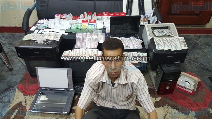 بالصور.. ضبط مزور عملة بالبحيرة بحوزته 23 ألف جنية مزورة