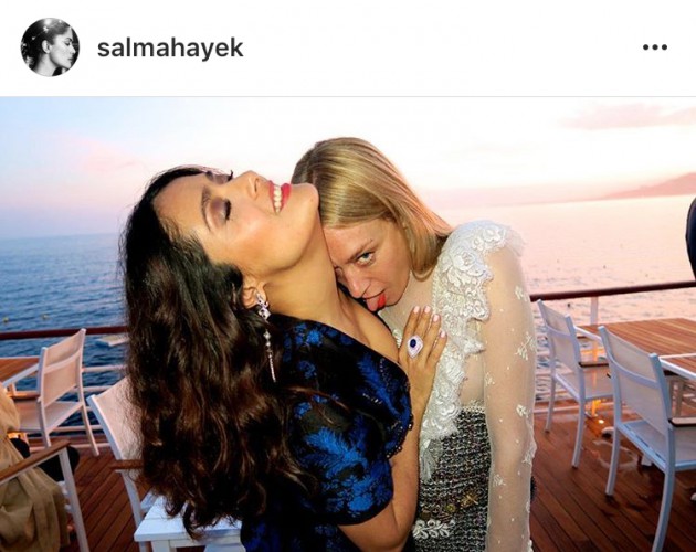سلمى حايك تنشر صورة جنسية لها على "إنستجرام"