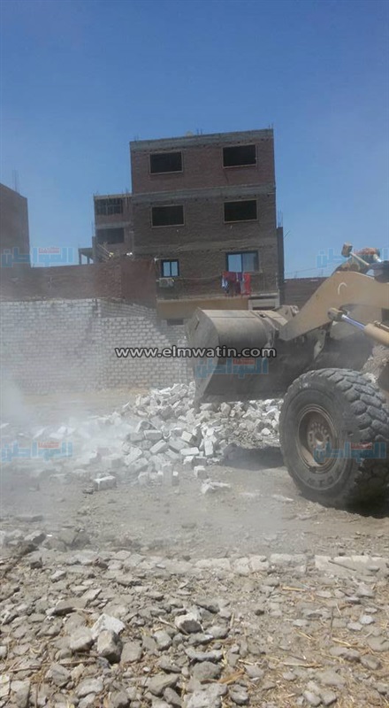  بالصور.. إزالة 30 حالة تعدٍ على الأراضي الزراعية بسوهاج