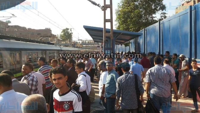 بالصور.. عودة حركة مترو الخط الأول بعد سحب القطار المعطل